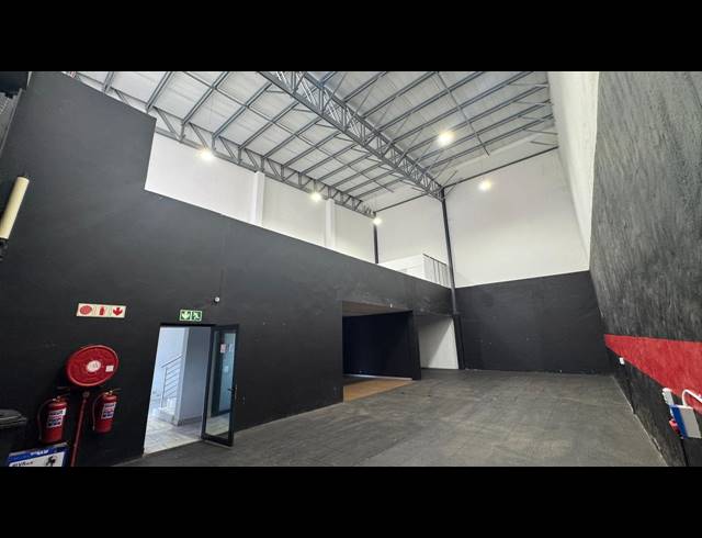 322M² WAREHOUSE TO LET IN LINBRO PARK